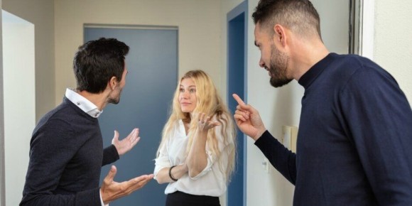 Как справиться с незаконными дверями и мусором в коридорах: советы для жильцов