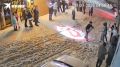 В Новосибирске опубликовали видео с толпой, избившей мужчину у бара на Новый год