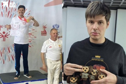 «Бойцы благодарят и присылают ему шевроны»: новосибирский спортсмен с аутизмом шьет чебурашек для участников СВО