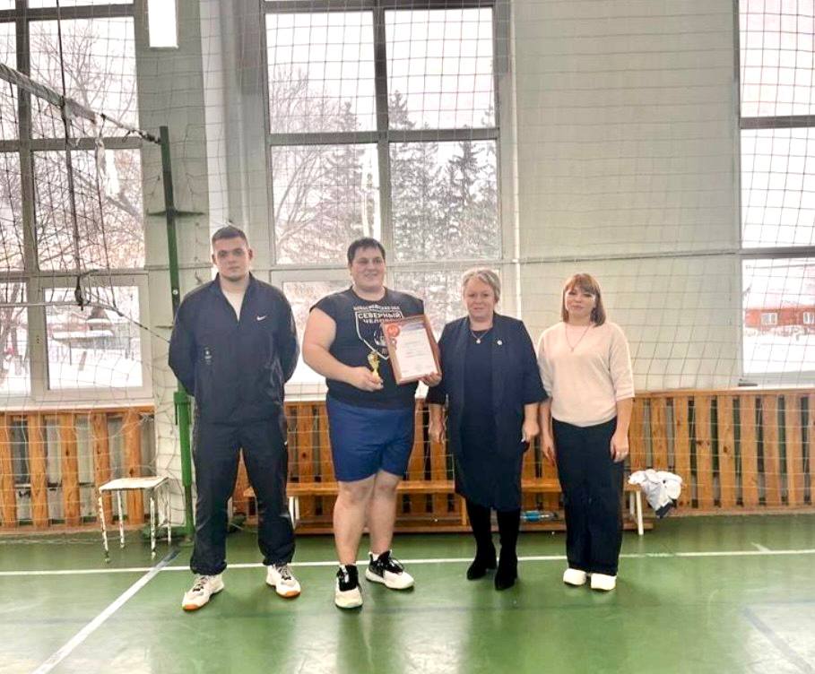 Новогодний волейбольный турнир объединил школьников, полицейских и общественников в Тогучинском районе Новогодний волейбольный турнир объединил школьников, полицейских и общественников в Тогучинском районе