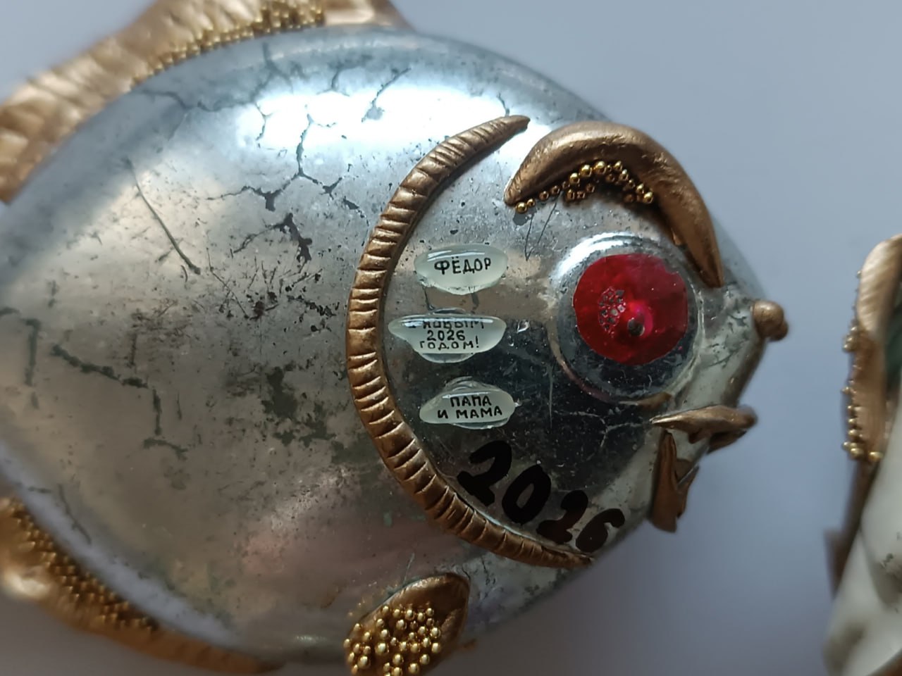 «Имена родных написал на рисовом зернышке»: новосибирский мастер создал крошечные открытки для жены и троих сыновей «Имена родных написал на рисовом зернышке»: новосибирский мастер создал крошечные открытки для жены и троих сыновей