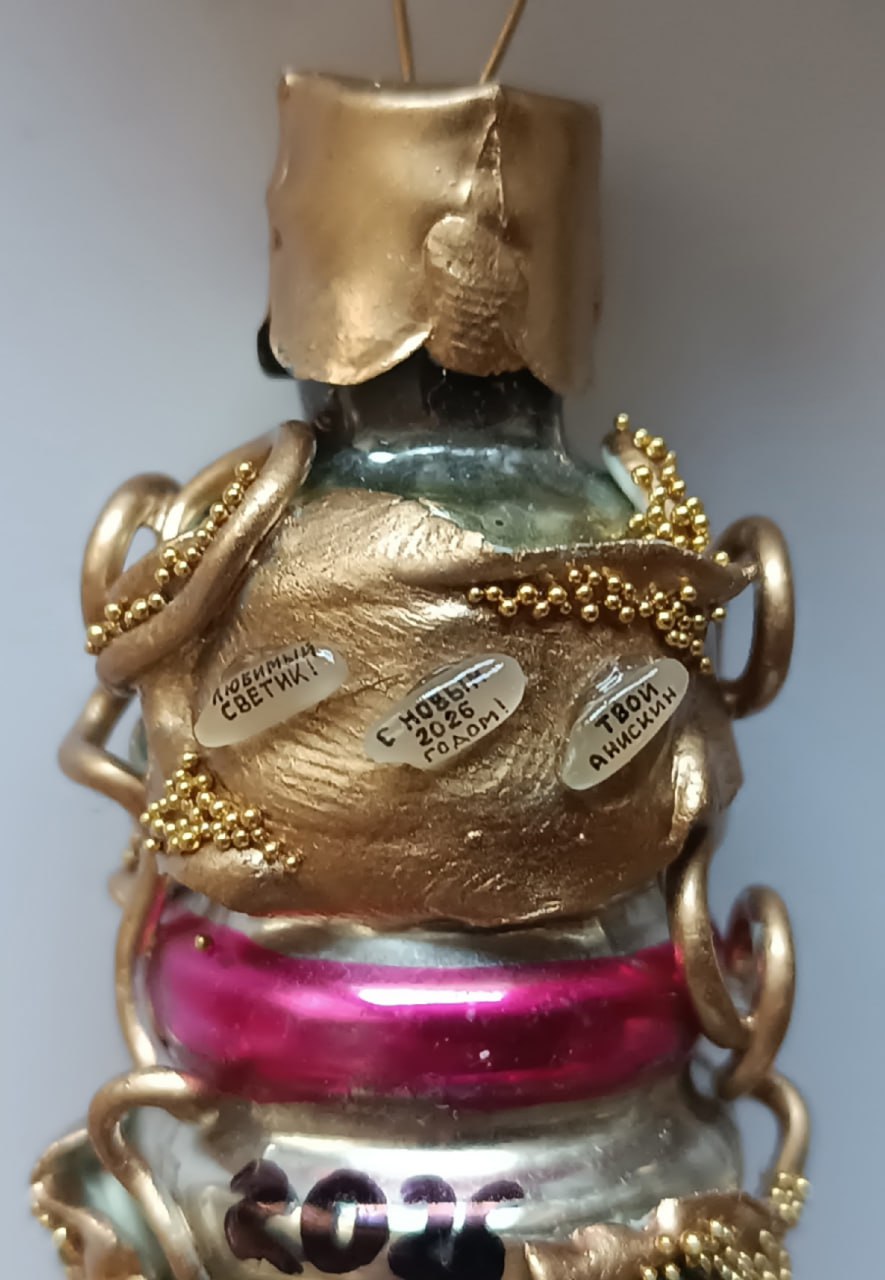 «Имена родных написал на рисовом зернышке»: новосибирский мастер создал крошечные открытки для жены и троих сыновей