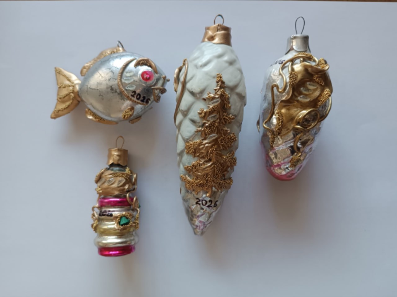 «Имена родных написал на рисовом зернышке»: новосибирский мастер создал крошечные открытки для жены и троих сыновей «Имена родных написал на рисовом зернышке»: новосибирский мастер создал крошечные открытки для жены и троих сыновей