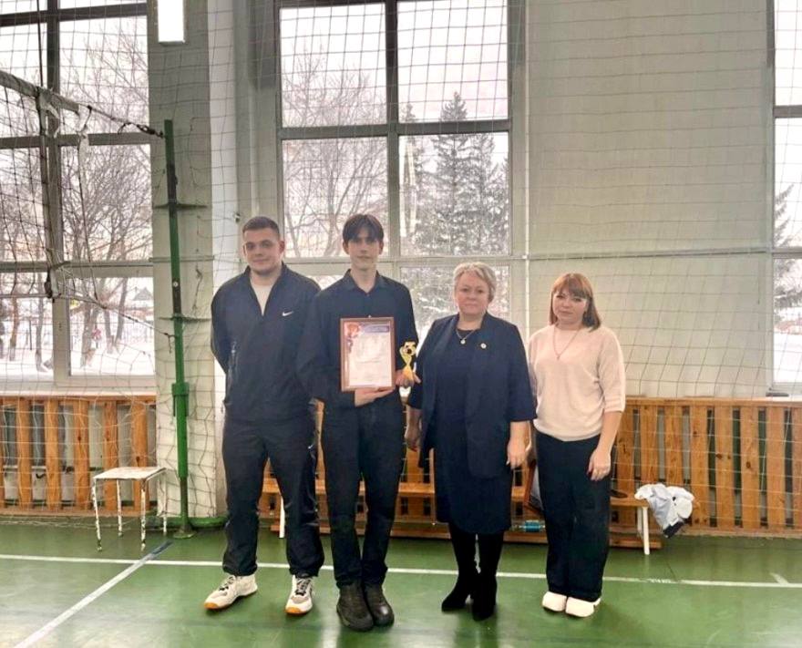 Новогодний волейбольный турнир объединил школьников, полицейских и общественников в Тогучинском районе Новогодний волейбольный турнир объединил школьников, полицейских и общественников в Тогучинском районе