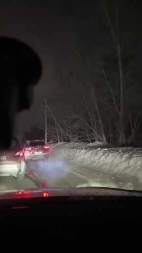 Bentley оказался в сугробе после столкновения с кроссовером в Новосибирске