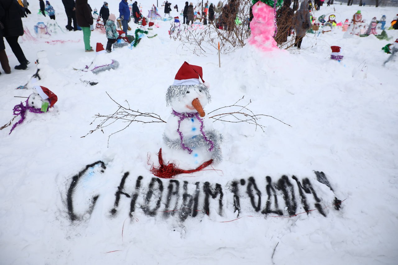 Новосибирцы слепили десятки снежных баб: рассматриваем самые весёлые фигуры
