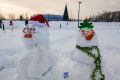 Пока команды скульпторов, участников Сибирского фестиваля снежной скульптуры, примеряются к своим снежным кубам, горожане лепят задорных снеговиков и снежных баб
