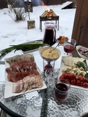 Зимний гриль-пикник: как атмосферу праздника создают простые радости