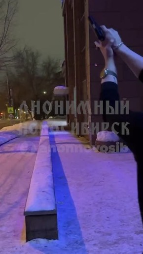 Мужчина открыл стрельбу из пистолета у бара в Новосибирске