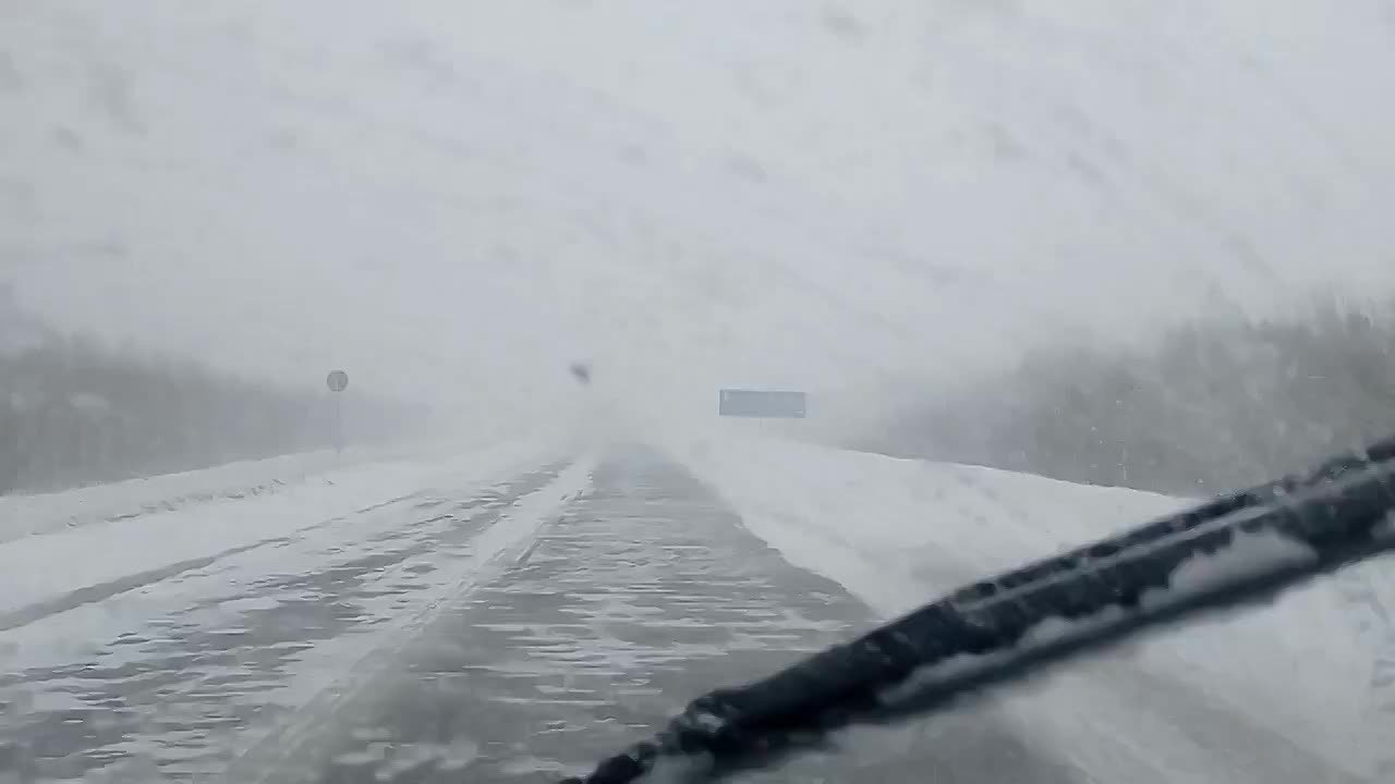 Экипажи ДПС Госавтоинспекции Новосибирской области ведут патрулирование на трассах Новосибирской области для обеспечения безопасности дорожного движения в период неблагоприятных погодных условий