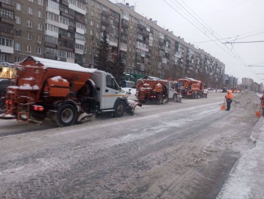 ДЭУ города продолжают бороться с последствиями снегопада в усиленном режиме