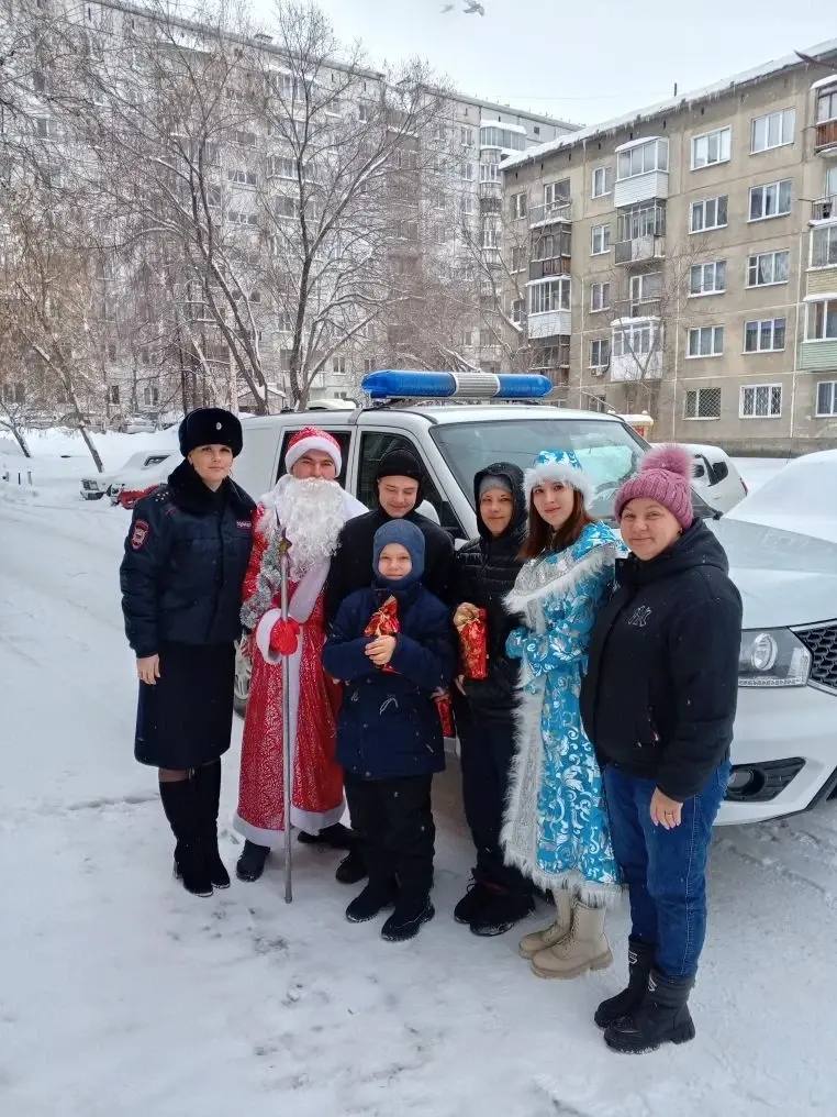 В Новосибирске сотрудники полиции присоединились к Всероссийской акции «Полицейский Дед Мороз»