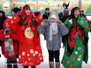 #архив_ТАСС_Сибирь. Несмотря на 36-градусный мороз, горожане пришли на новогоднее гуляние в Центральном парке