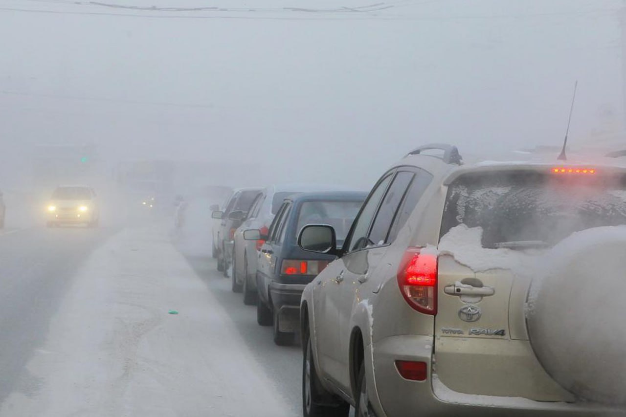 Новосибирских водителей просят отказаться от поездок из-за плохой погоды