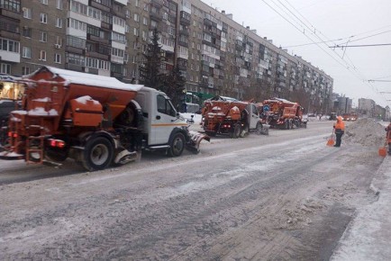 Зима рекордов: перед началом рабочих будней в Новосибирске усилили уборку снега