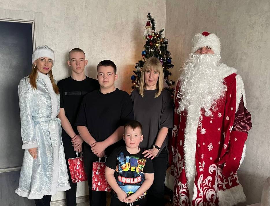 В Новосибирске Полицейский Дед Мороз поздравил семью участника СВО Руслана Маматова