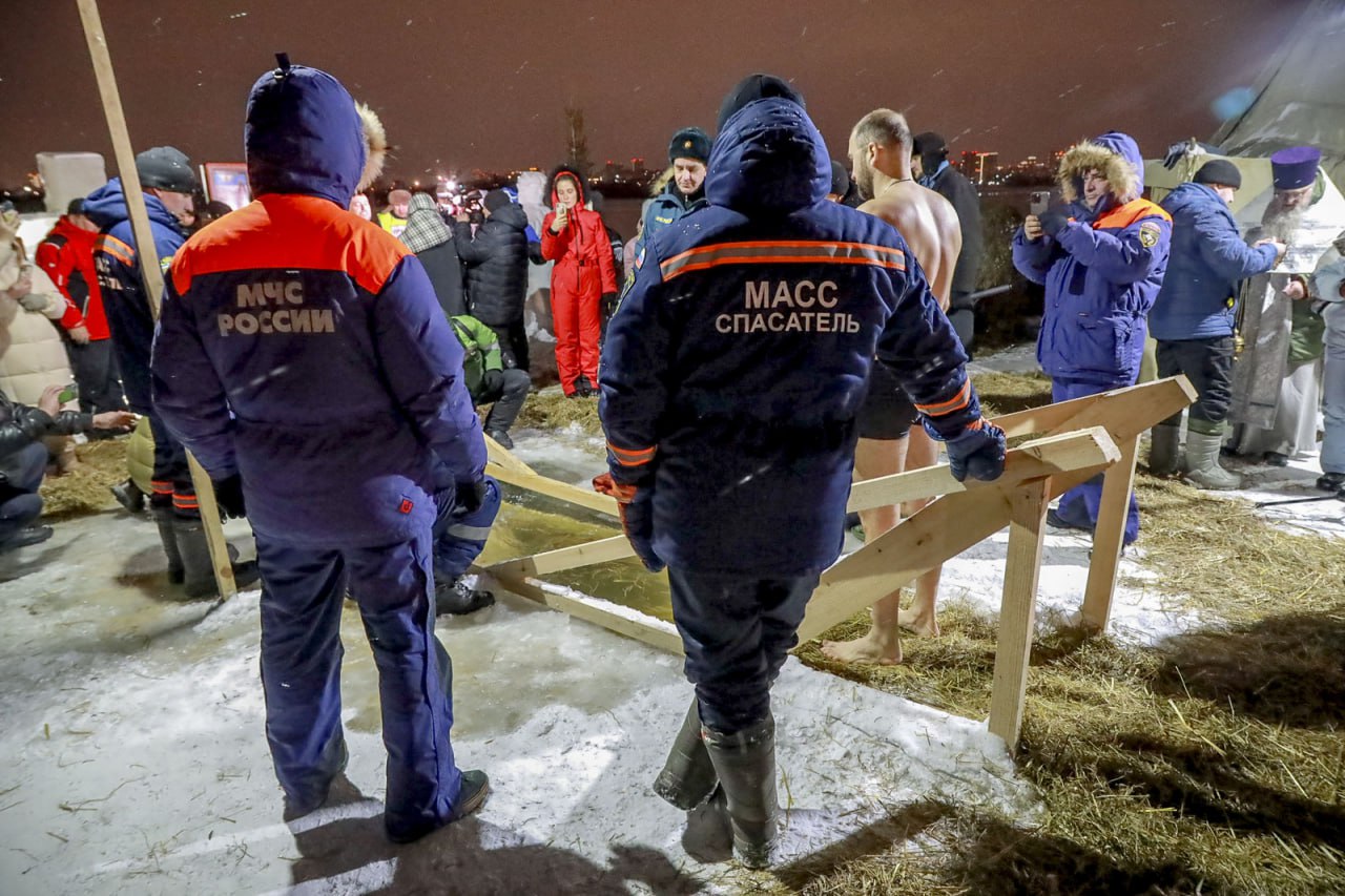 Спасатели проверили толщину льда перед крещенскими купаниями в Новосибирске