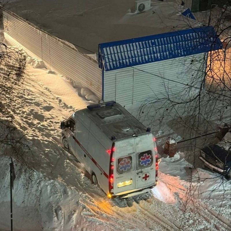 Две скорые не смогли разъехаться в новосибирском дворе