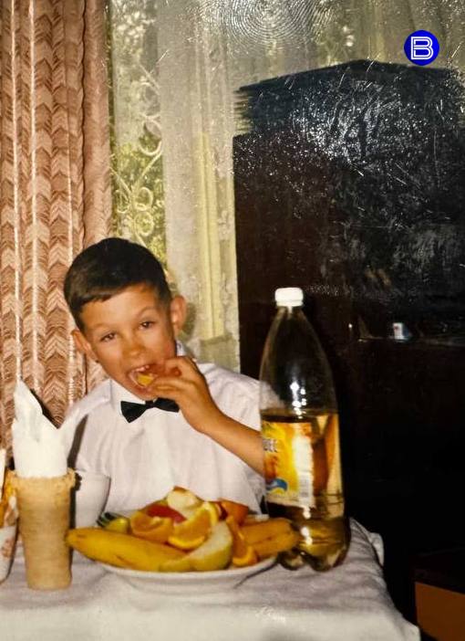 Детские воспоминания. Актёр из Новосибирска Никита Кологривый опубликовал в своём Telegram-канале трогательные фото из детства