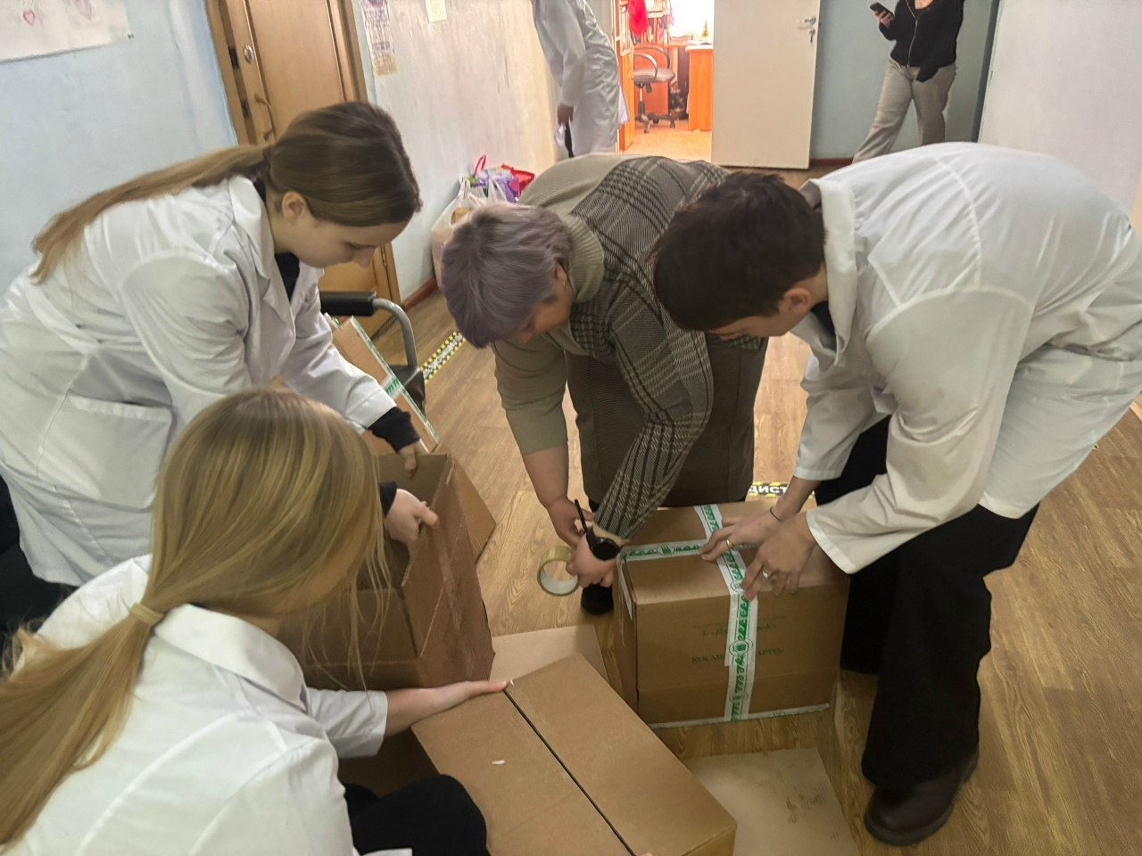 Студенты медколледжа из Бердска отправили рождественские посылки бойцам Студенты медколледжа из Бердска отправили рождественские посылки бойцам