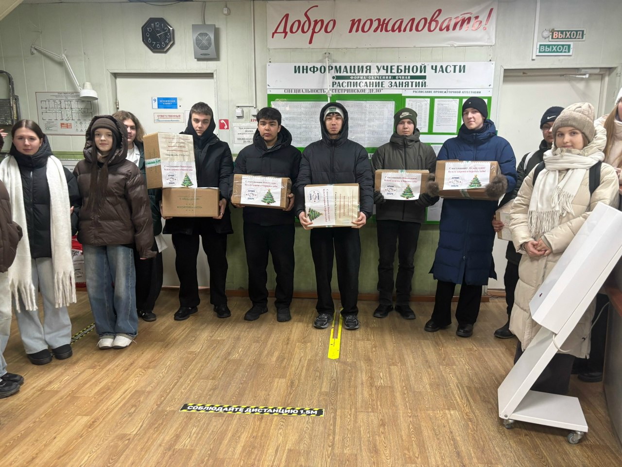 Студенты медколледжа из Бердска отправили рождественские посылки бойцам