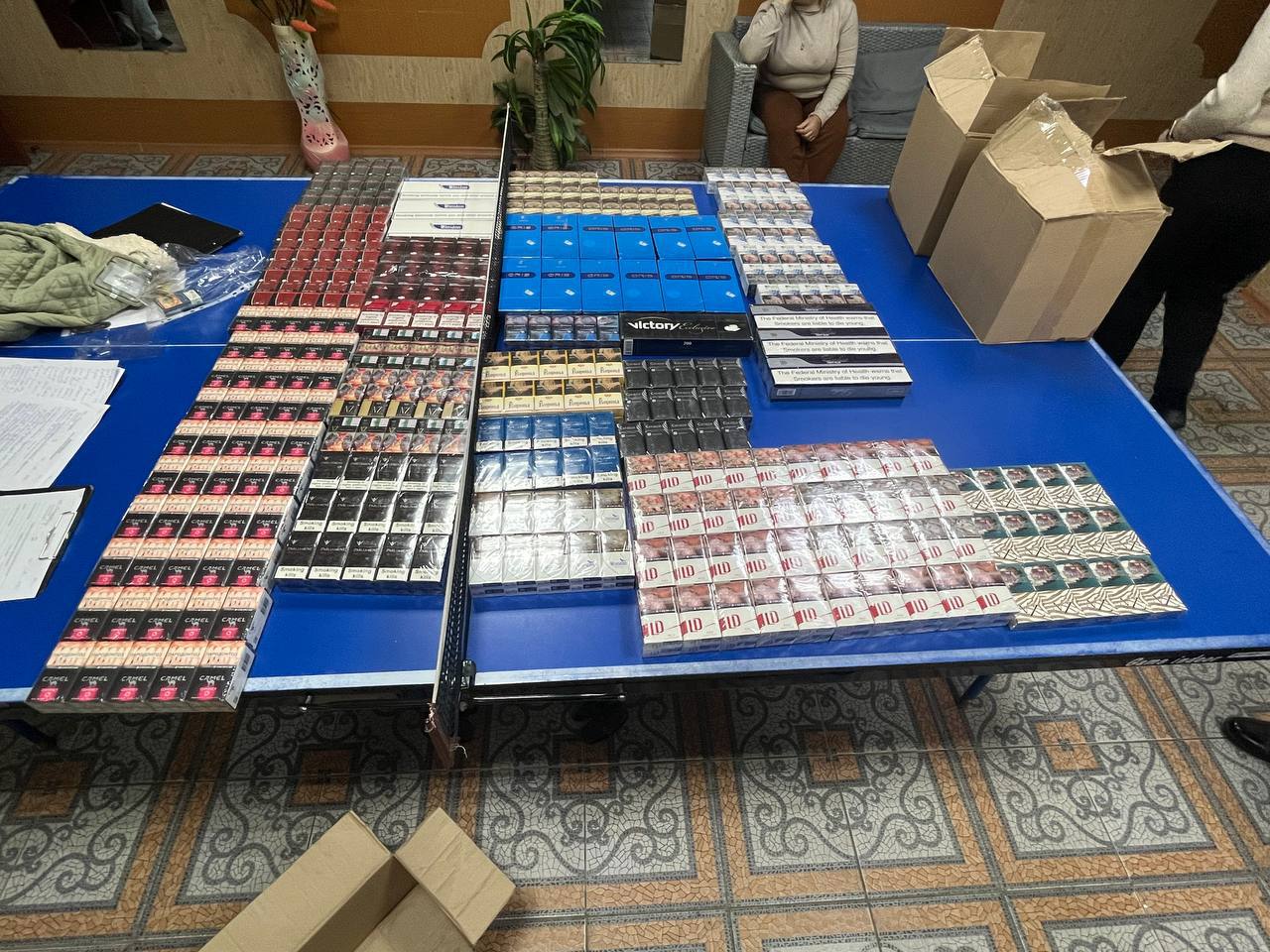 По материалам прокурорской проверки возбуждено уголовное дело по факту незаконного сбыта немаркированной табачной продукции