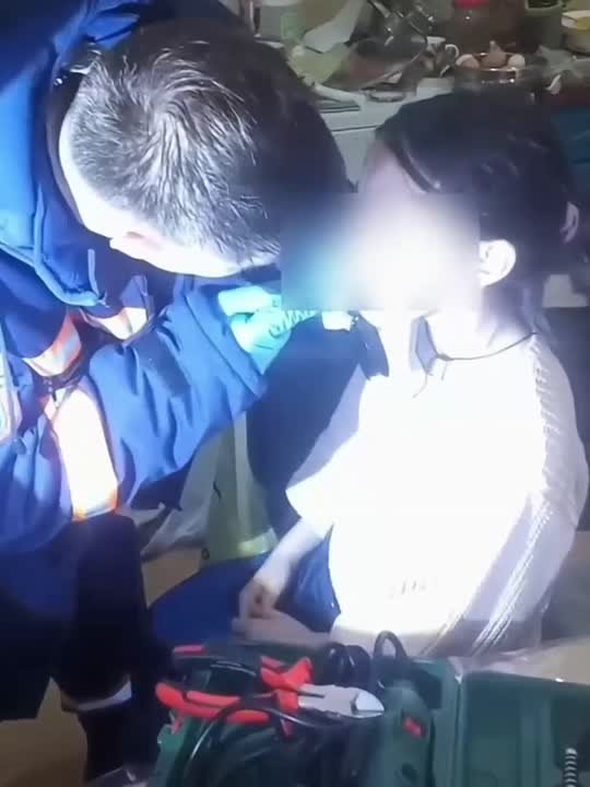 Новосибирские спасатели помогли 9-летней девочке, язык которой застрял в горлышке питьевой бутылки