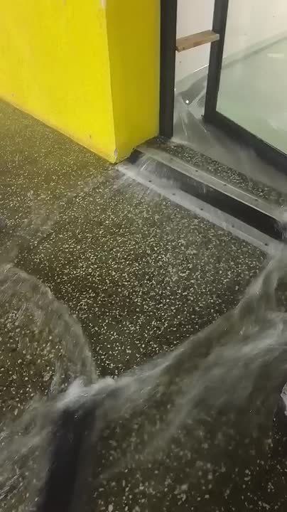 В Новосибирске затопило подземную парковку дома на улице Владимира Заровного