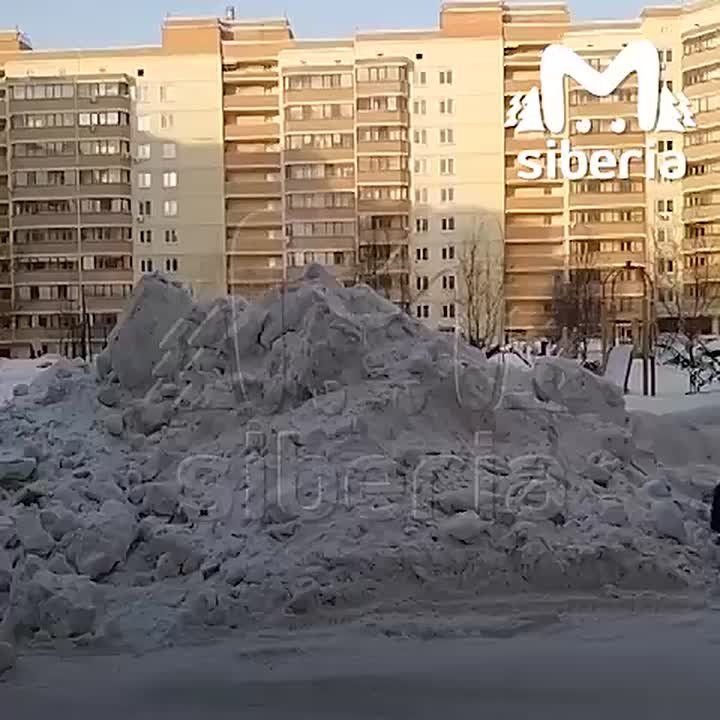 Дворы в Калинском районе завалены сугробами