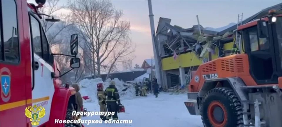Работа оперативных служб и правоохранительных органов на месте обрушения торгового центра в Первомайском районе Новосибирска
