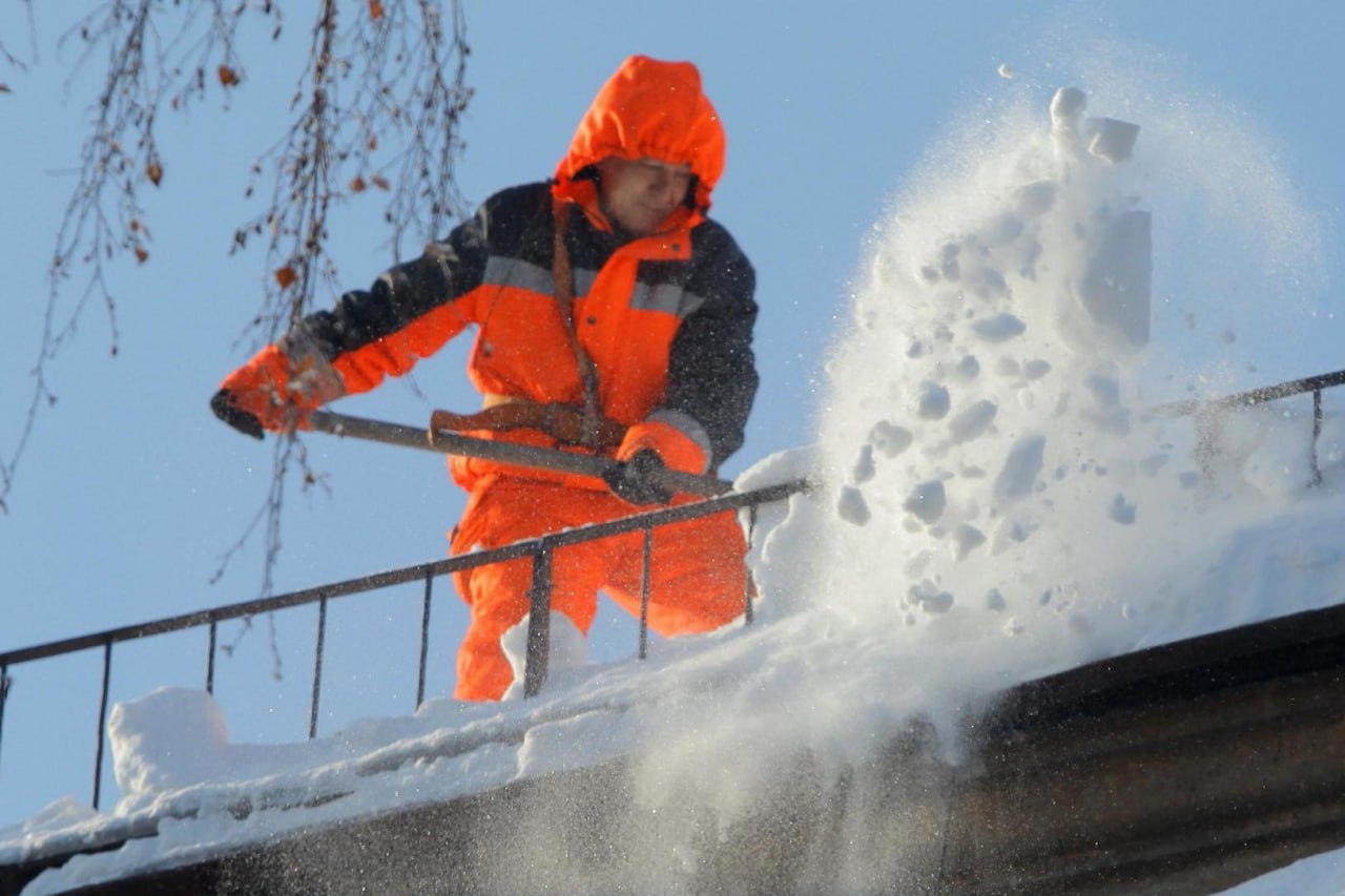 Войну сугробам на крышах объявили в Новосибирске после обрушения ТЦ