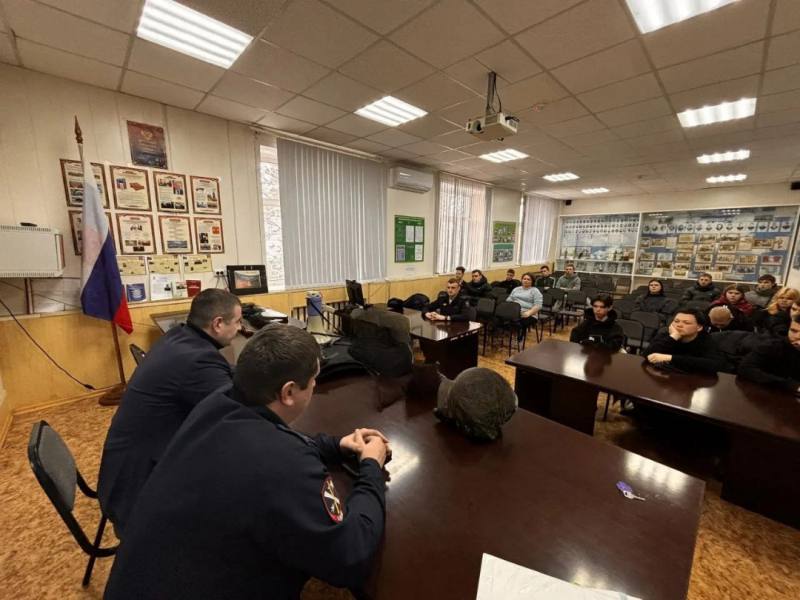 В НОВОСИБИРСКОЙ ОБЛАСТИ СОТРУДНИКИ ПОЛИЦИИ И ПРЕДСТАВИТЕЛИ ОБЩЕСТВЕННОГО СОВЕТА ПРИСОЕДИНИЛИСЬ К АКЦИИ «СТУДЕНЧЕСКИЙ ДЕСАНТ»