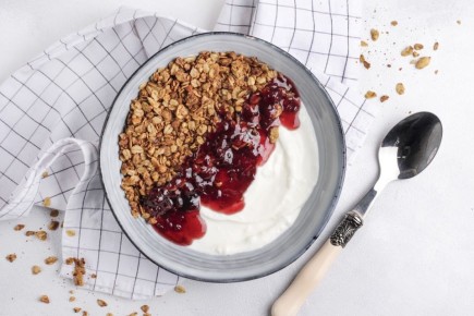 Рецепт ореховой гранолы с йогуртом и тёплым ягодным соусом