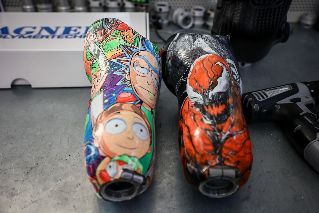 Ставят на ноги: фоторепортаж с производства протезов в Новосибирске