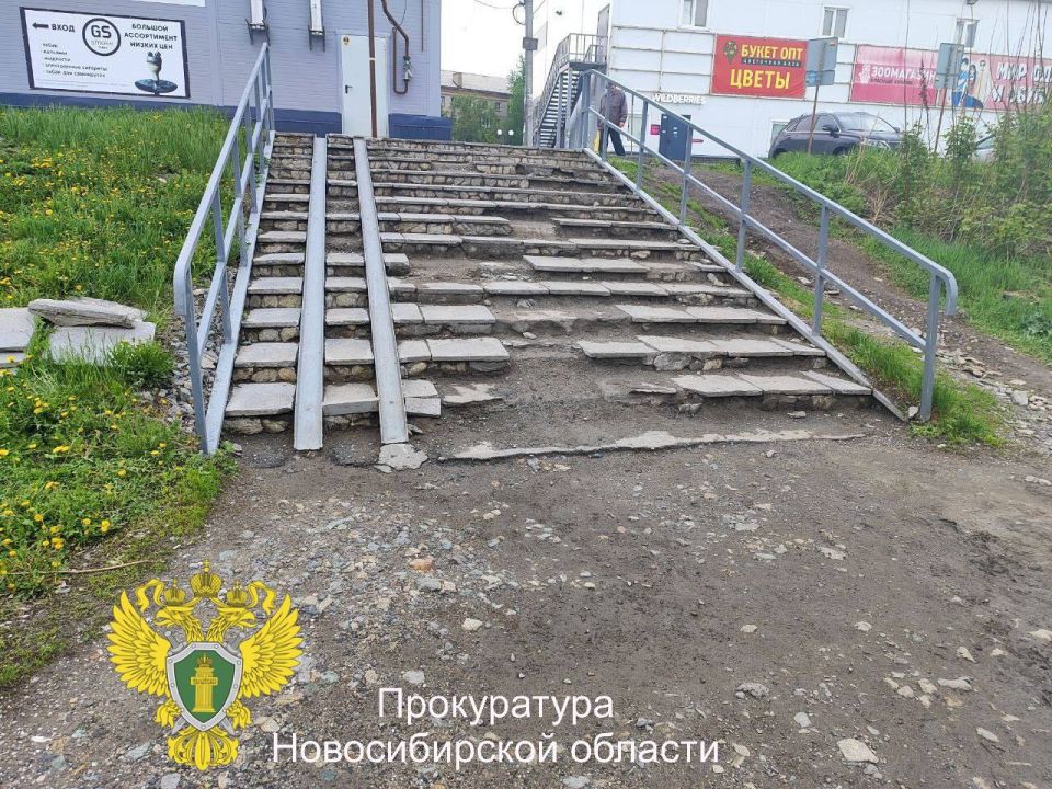 Прокуратура в судебном порядке добилась выплаты компенсации морального вреда в пользу пенсионерки, пострадавшей от падения на лестнице