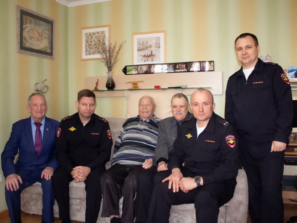 В Ростове-на-Дону транспортные полицейские поздравили с 102-летием бывшего командира отделения линейного отдела милиции на станции Ростов-Главный старшего сержанта милиции в отставке Якова Владимировича Коваленко