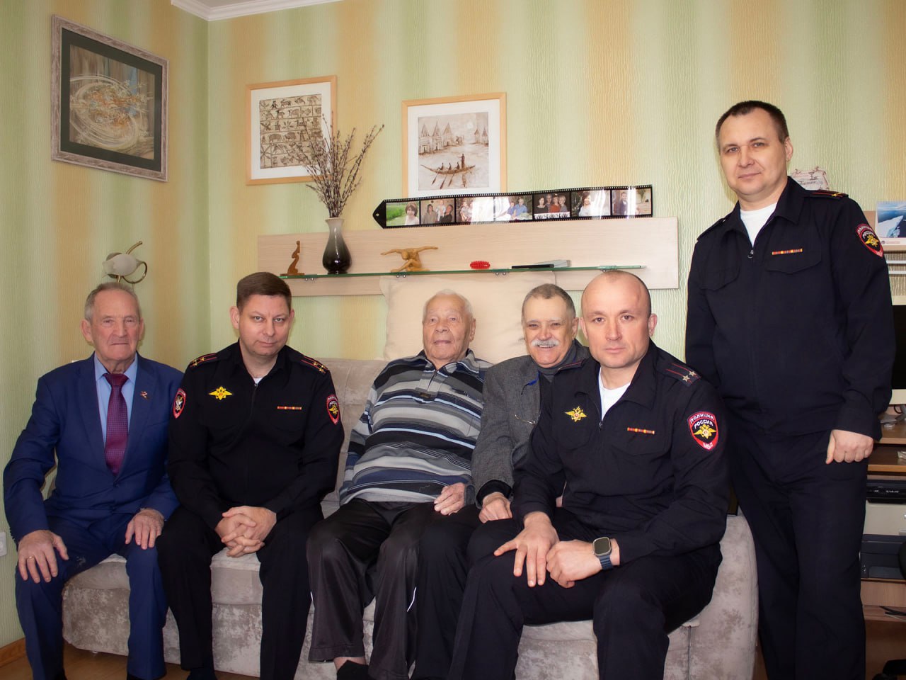 В Ростове-на-Дону транспортные полицейские поздравили с 102-летием бывшего командира отделения линейного отдела милиции на станции Ростов-Главный старшего сержанта милиции в отставке Якова Владимировича Коваленко