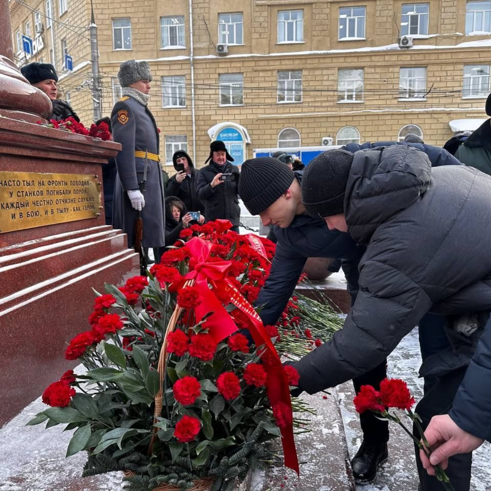 Мы помним! Мы гордимся!. 27 января – день полного освобождения Ленинграда от немецкой блокады В Новосибирске у стелы, посвященной трудовому подвигу ленинградцев, эвакуированных в 1941–1943 годах, состоялся памятный митинг в... Мы помним! Мы гордимся!. 27 января – день полного освобождения Ленинграда от немецкой блокады В Новосибирске у стелы, посвященной трудовому подвигу ленинградцев, эвакуированных в 1941–1943 годах, состоялся памятный митинг в...