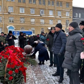 Мы помним! Мы гордимся!. 27 января – день полного освобождения Ленинграда от немецкой блокады В Новосибирске у стелы, посвященной трудовому подвигу ленинградцев, эвакуированных в 1941–1943 годах, состоялся памятный митинг в...