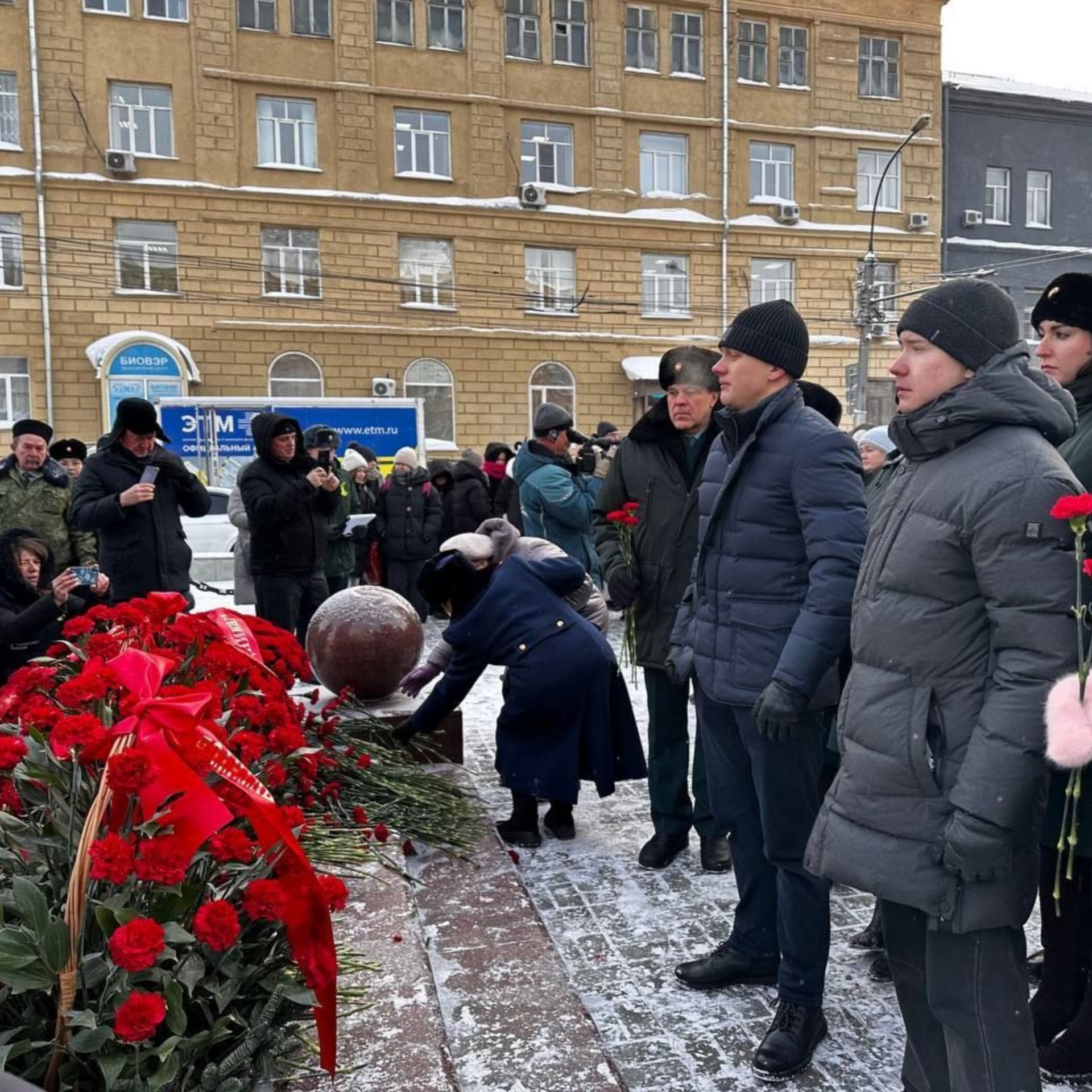 Мы помним! Мы гордимся!. 27 января – день полного освобождения Ленинграда от немецкой блокады В Новосибирске у стелы, посвященной трудовому подвигу ленинградцев, эвакуированных в 1941–1943 годах, состоялся памятный митинг в...