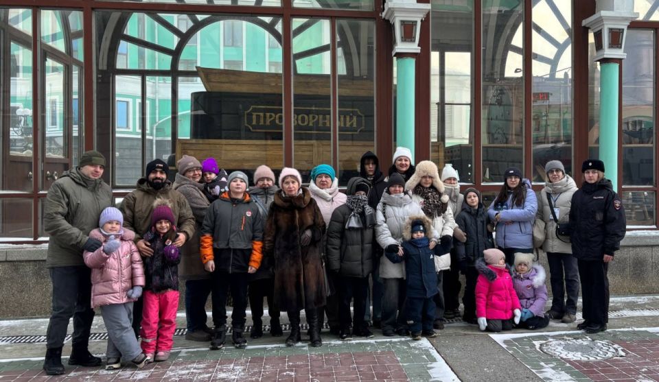 Транспортные полицейские Новосибирска провели необычную экскурсию по железнодорожному вокзалу для детей участников СВО