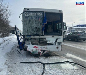 Авария с автобусом. На Толмачёвском шоссе в Новосибирске произошло столкновение пассажирского автобуса № 28 и грузового автомобиля
