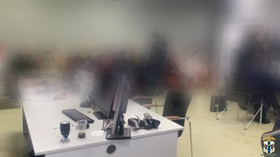 В настоящий момент полицейские при поддержке сотрудников Росгвардии проводят обыски в офисе компании, занимающейся осмотром и оценкой поврежденных в ДТП автомобилей