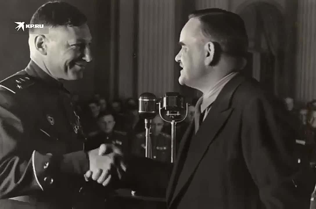 «Михаил Лаврентьев с астронавтом Нилом Армстронгом едят уху»: нейросеть оживила фото исторических событий в Новосибирске