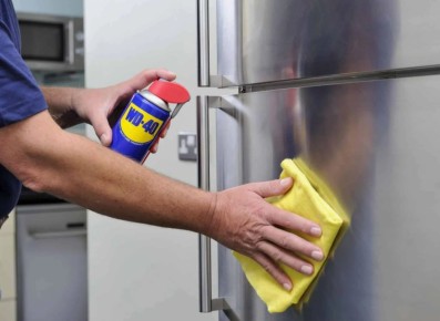 Зачем регулярно чистить заднюю стенку холодильника и как это правильно делать