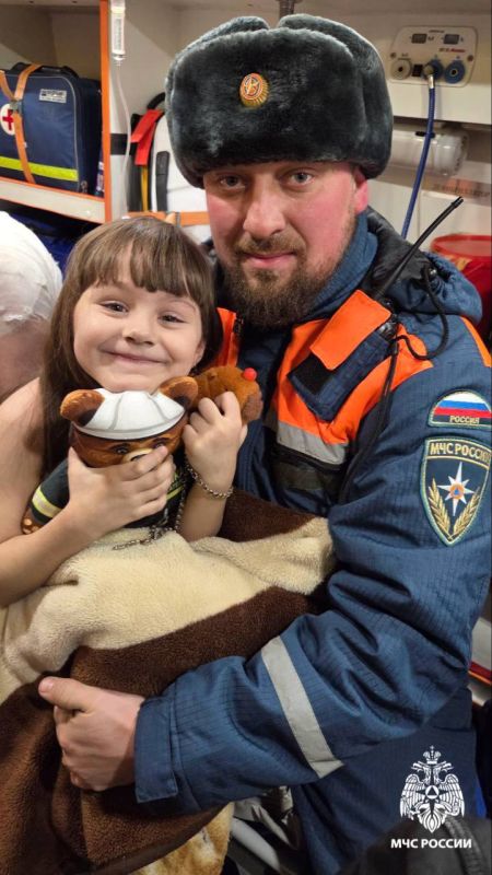 Новосибирские огнеборцы спасли на пожаре отца с дочерью