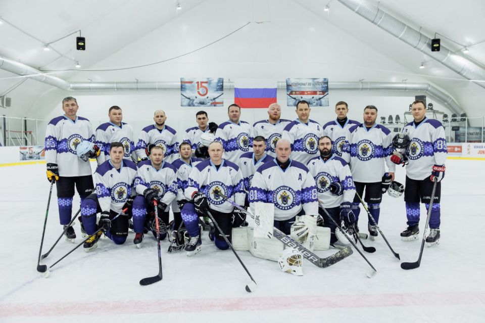Сотрудники следственного управления Следственного комитета России по Новосибирской области приняли в чемпионате по хоккею, посвященному 15-летию образования ведомства