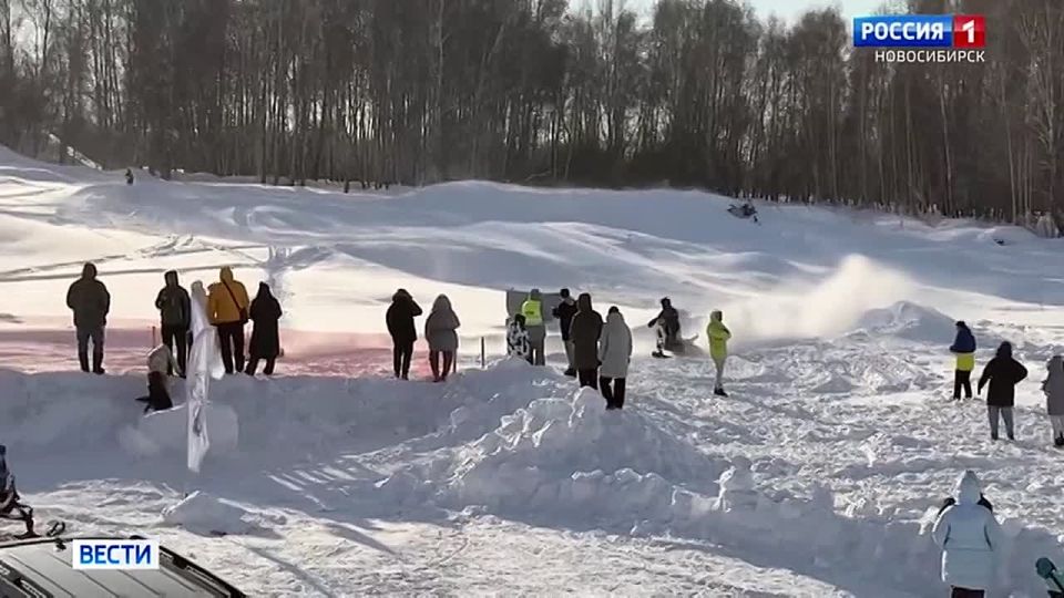 Снежные гонки. Всероссийские соревнования по кроссу на снегоходах и сноубайках прошли в Новосибирске