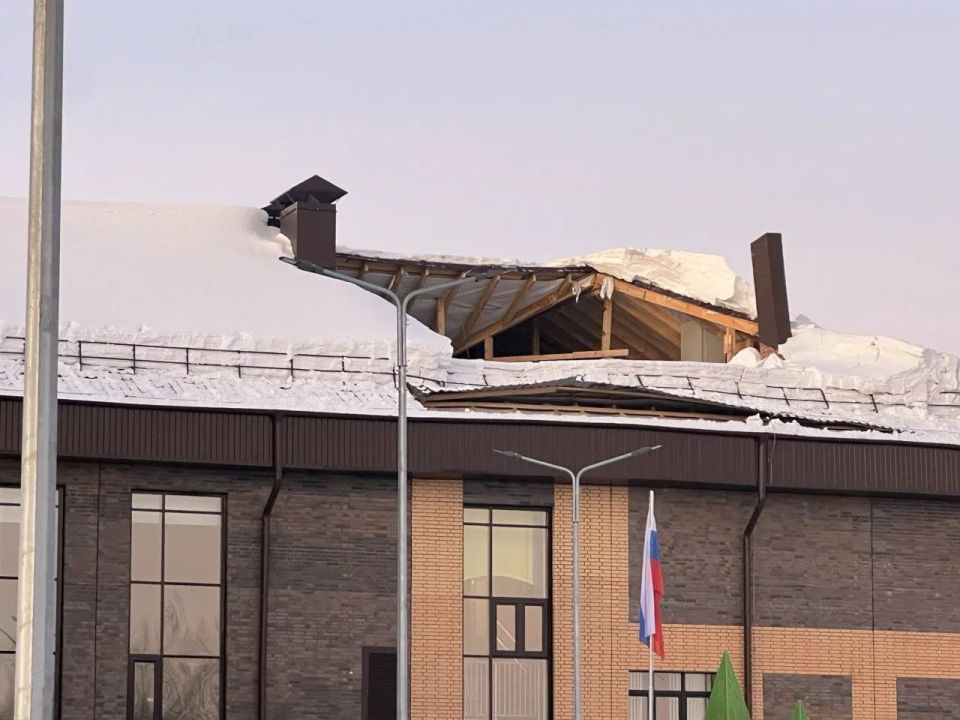 Частичное обрушение крыши школы в селе Репьево Новосибирской области произошло в ходе работ по уборке снега, сообщил глава Тогучинского района региона Сергей Пыхтин