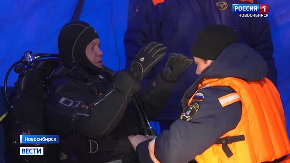 Тренировки водолазов. Новосибирские спасатели приступили к отработке поиска людей подо льдом